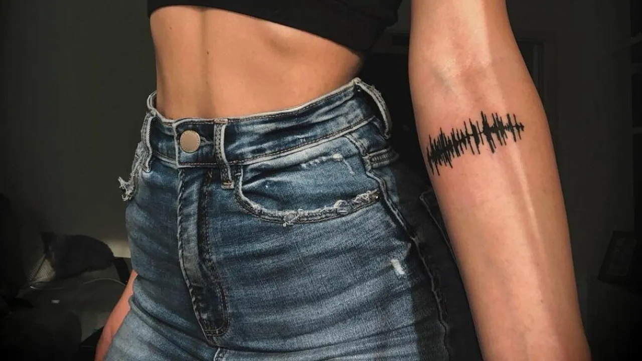 EXCLUSIV | Secrete ascunse în tatuaje audio. Declarații de dragoste, vocea copilului sau lătratul câinelui iubit pot fi purtate sub piele