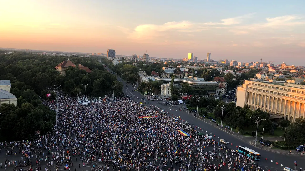 Protestul din 10 august. În Piața Victoriei s-au adunat peste 15.000 de participanți / Protestatar: Vreau să trăiesc într-o țară în care știi că ai sunat la 112 și chiar vine cineva /  Protestatarul #Rezist Dide, mesaj cu laserul pe Guvern: Analfabeta - FOTO / VIDEO