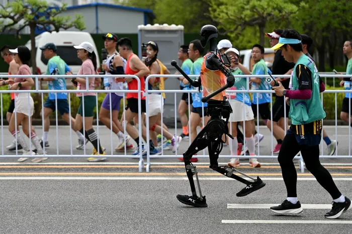 Maratonul viitorului desfășurat sâmbătă, 19 aprilie 2025, reprezintă încă un mic pas pentru roboți – de fapt, mii de pași! Roboți umanoizi, de diferite forme și dimensiuni, au parcurs traseul de 21,1 kilometri, într-un eveniment despre care organizatorii spun că este o premieră mondială.