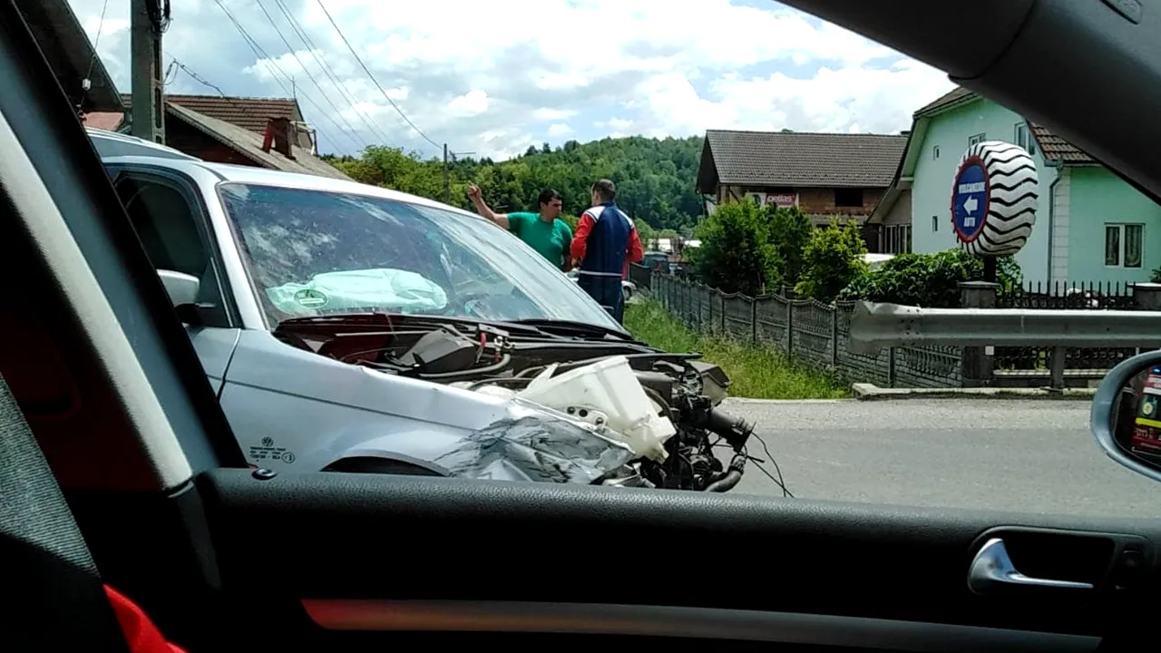Accident în lanț: O fetiță de doar 2 ani a fost rănită după ce cinci mașini s-au ciocnit - VIDEO