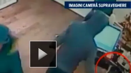 Ce face un tânăr într-un magazin din Gherla. Camera de supraveghere a filmat totul