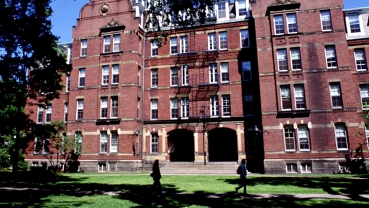 HARVARD, pierderi de 2,2 miliarde de dolari după ce a refuzat cererile Administrației Trump/Prestigioasa universitate contraatacă în instanță