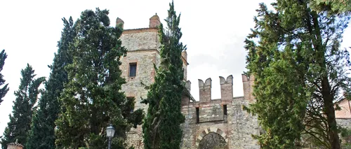 Superofertă de Crăciun: un cătun și castelul medieval din apropiere, la vânzare pentru 1,9 milioane de euro!