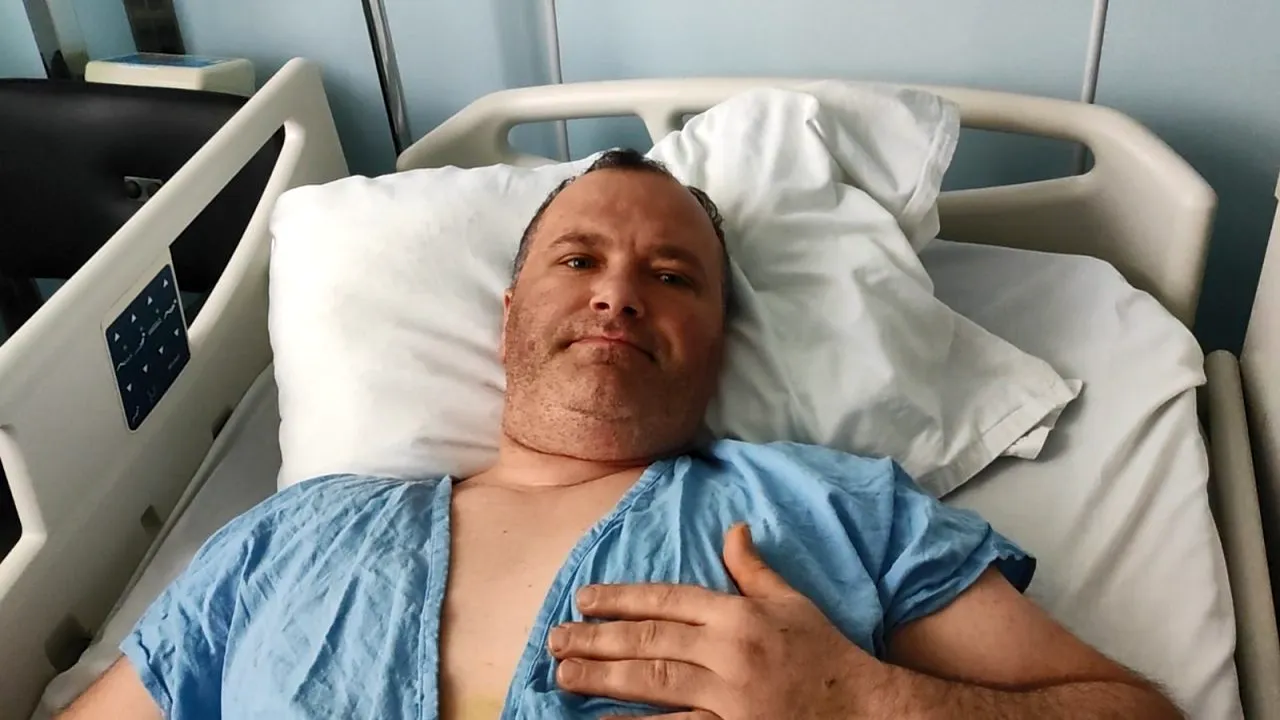 Povestea tatălui care și-a salvat fiul de la dializă făcută de trei ori pe săptămână. Alexandru are 17 ani, dar boala l-a făcut să arate de 10 ani. ”Multe se vor schimba în viața lui”