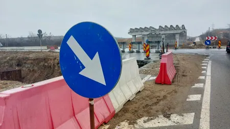 Accident pe șantierul Drumului Expres Craiova-Piteşti. Tânăr de 26 de ani, dus la spital după ce a căzut în gol de pe un POD