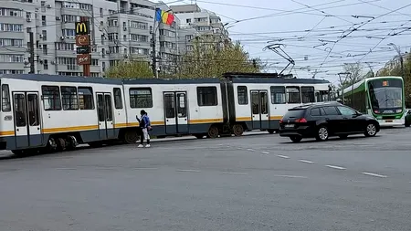 Un tramvai a deraiat în București. Un motociclist a fost rănit ușor, în urma incidentului
