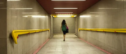 Metroul este un tărâm necunoscut, dar amuzant: 20 de lucruri haioase și ciudate pe care le poți vedea - FOTO