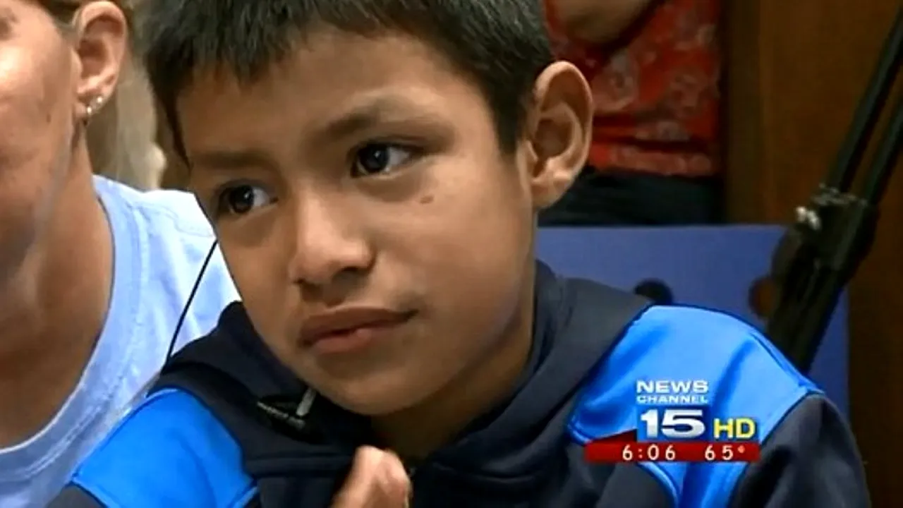 Reacția unui băiat de 7 ani surd din naștere când își aude părinții pentru prima dată. VIDEO