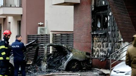 Cine este proprietarul mașinii făcute scrum într-un cartier de lux din București. Bărbatul a scăpat ca prin urechile acului: „Am coborât la parter și m-am întors după șapcă”