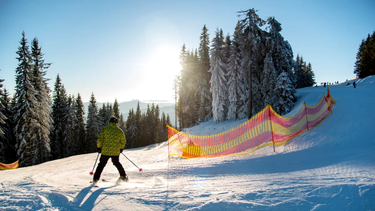 Stațiunea din România cu peisaje desprinse din Rai, iarna. Turiștii vin aici să schieze. Cât costă o oră de curs sau un skipass, în februarie 2025