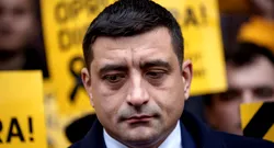 George Simion le cere protestatarilor din Piața Victoriei să manifesteze pașnic și forțelor de ordine să acționeze cu reținere: „Nu trebuie să cădem în capcana provocatorilor”
