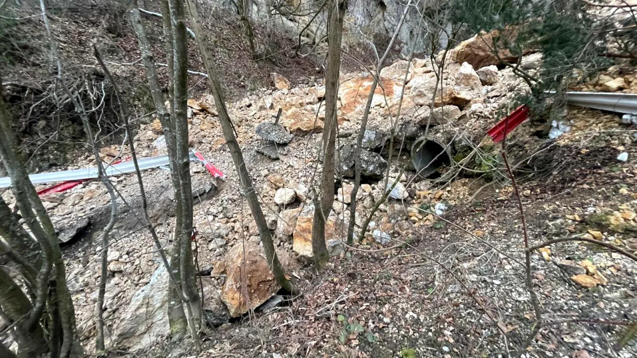 Alunecare de teren în Brașov. Pietrele lui Solomon au luat-o la vale, iar zona a devenit tot mai instabilă