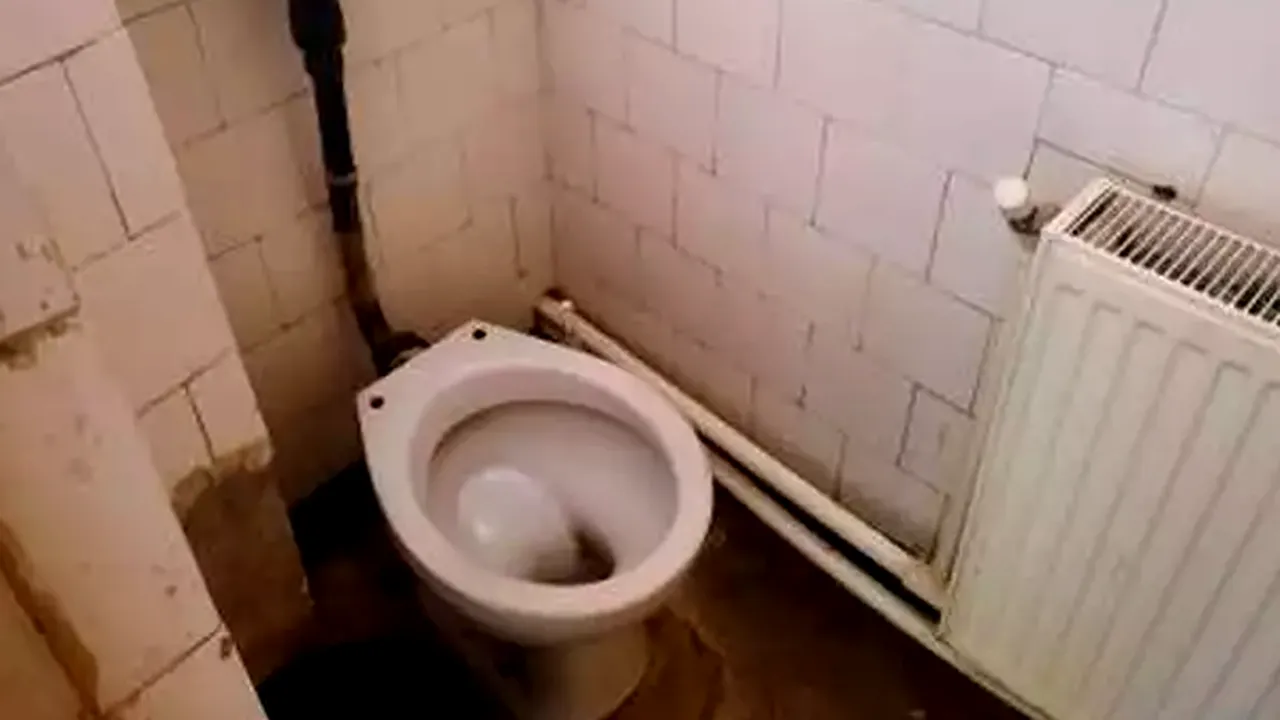 Situație șocantă la Spitalul Municipal Turnu Măgurele: Muncitori obligați să dărâme un perete al morgii cu un mort de COVID lângă ei. Medic infecționist: “Este un atentat la sănătatea publică”