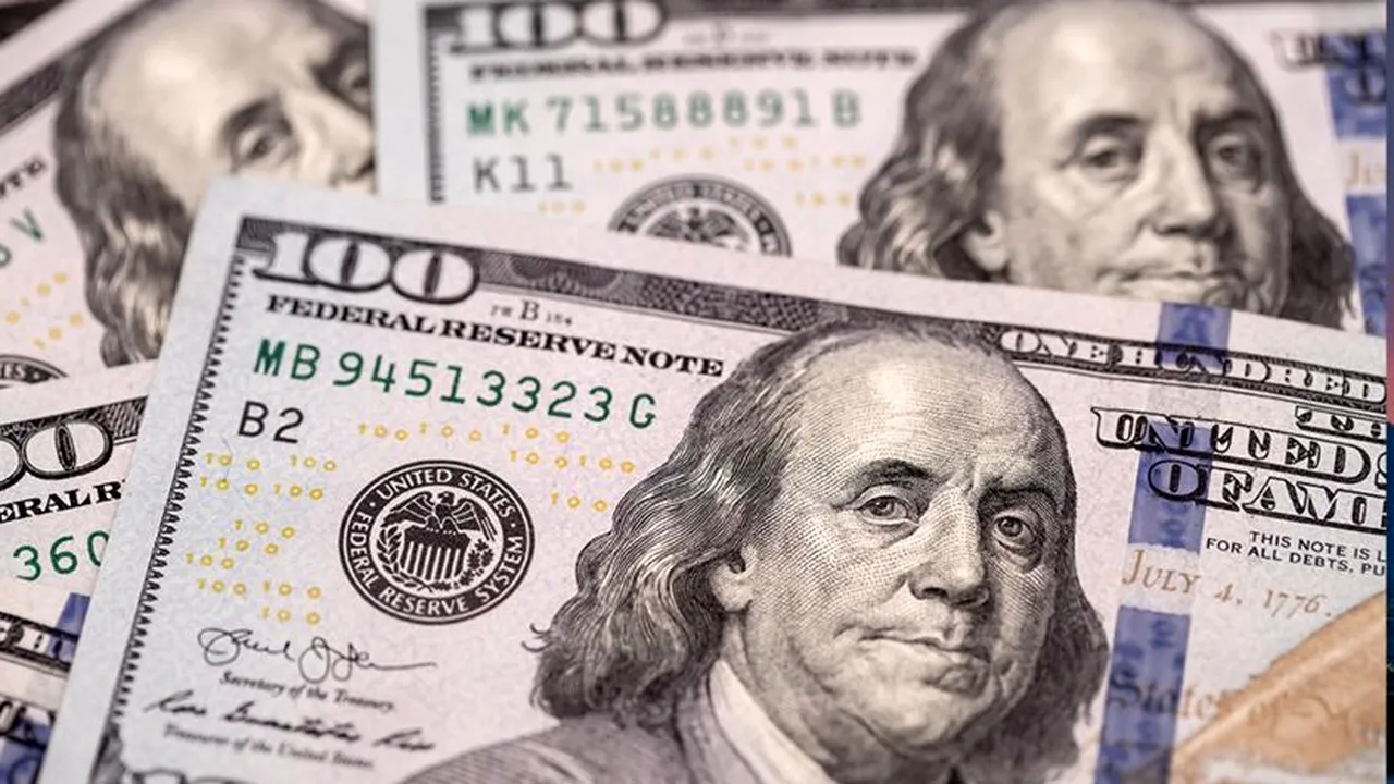 CURS VALUTAR BNR. Dolarul american creste cu 0,41% față de ziua de joi. Moneda României s-a depreciat din nou ușor în raport cu moneda unică europeană