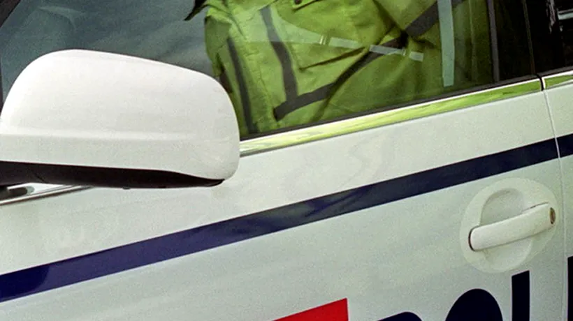 ACCIDENT cu patru răniți, în Ploiești. O mașină a Poliției Prahova care era în misiune, dar nu avea semnalele acustice și luminoase pornite,  a lovit frontal un alt autovehicul