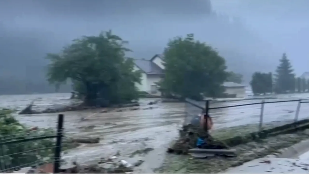 AJUTOARE pentru persoanele ale căror locuințe au fost afectate de inundațiile din Suceava și Neamț. Câți bani se dau pentru locuințele distruse