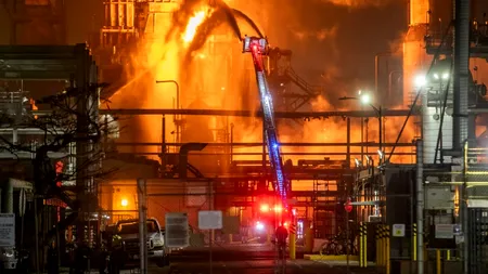 INCENDIU de proporții după o explozie produsă la o rafinărie Chevron de lângă Los Angeles. Autoritățile au intervenit de urgență