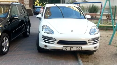 Șoferul acestei limuzine a blocat accesul într-un părculeț pentru copii. Ce SURPRIZĂ a găsit pe parbriz când s-a întors să-și ia mașina