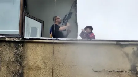 Un ”LUNETIST” a fost văzut pe un bloc din București. Ce au găsit polițiștii, care au intervenit și cu echipaje de alpinism