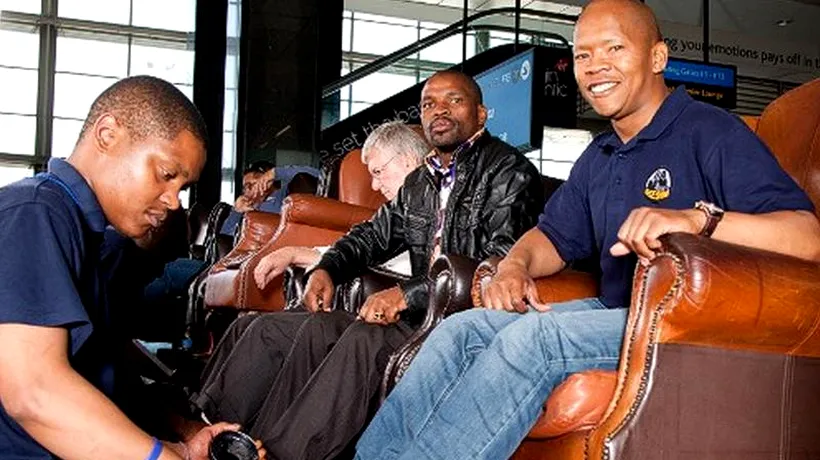 Câți bani câștigă acest sud-african lustruind pantofi în aeroporturi