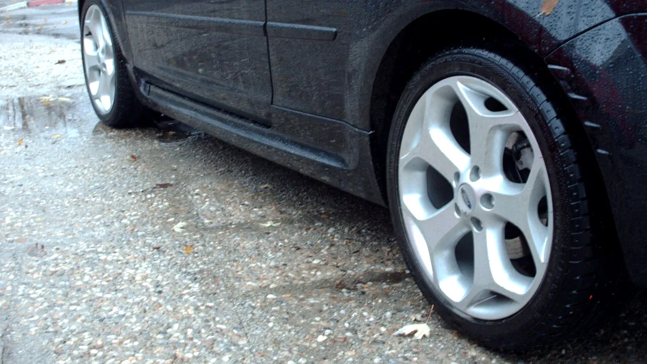 Ce mașină îți poți cumpăra de la ANAF, în noiembrie. Prețurile încep de la 2.000 de lei! Fiscul vinde mărci precum Lexus, Ford, Mercedes și Dacia