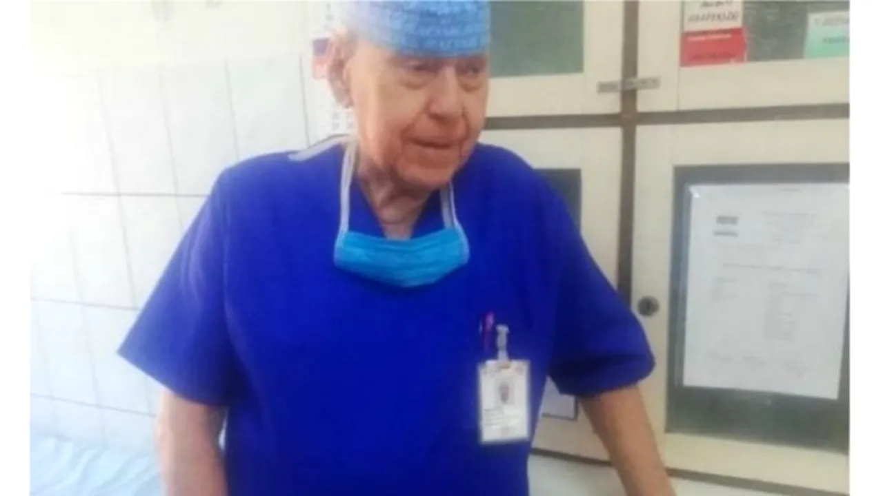 EMOȚIONANT. La 80 de ani, Petre Ciuvăț este medic primar și doarme în spital pentru a îngriji bolnavii de COVID-19: „Singura criză similară prin care am mai trecut a fost la cutremurul din 1977”