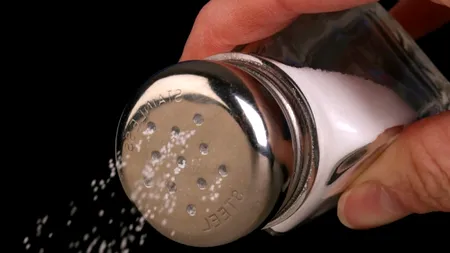 Pericolul din farfurie: câtă sare consumăm fără să știm