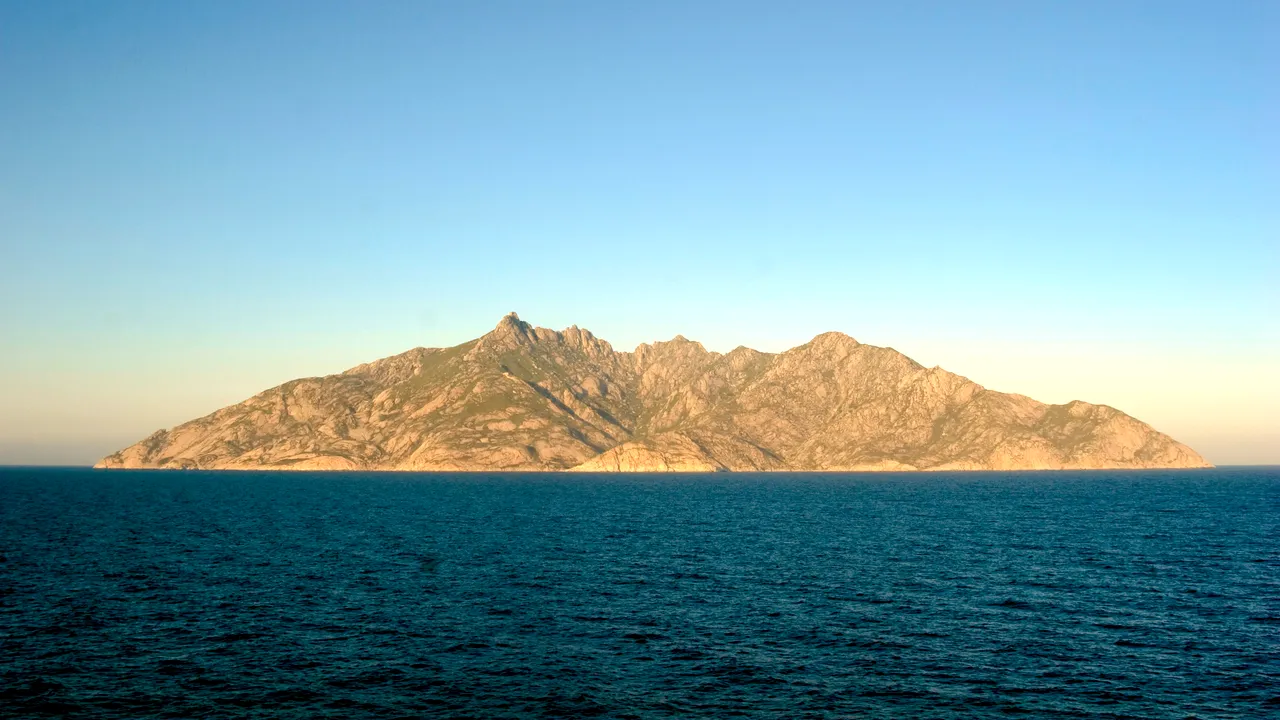 Cea mai misterioasă insulă din Mediterană: doar 1.000 de oameni au voie să o viziteze anual