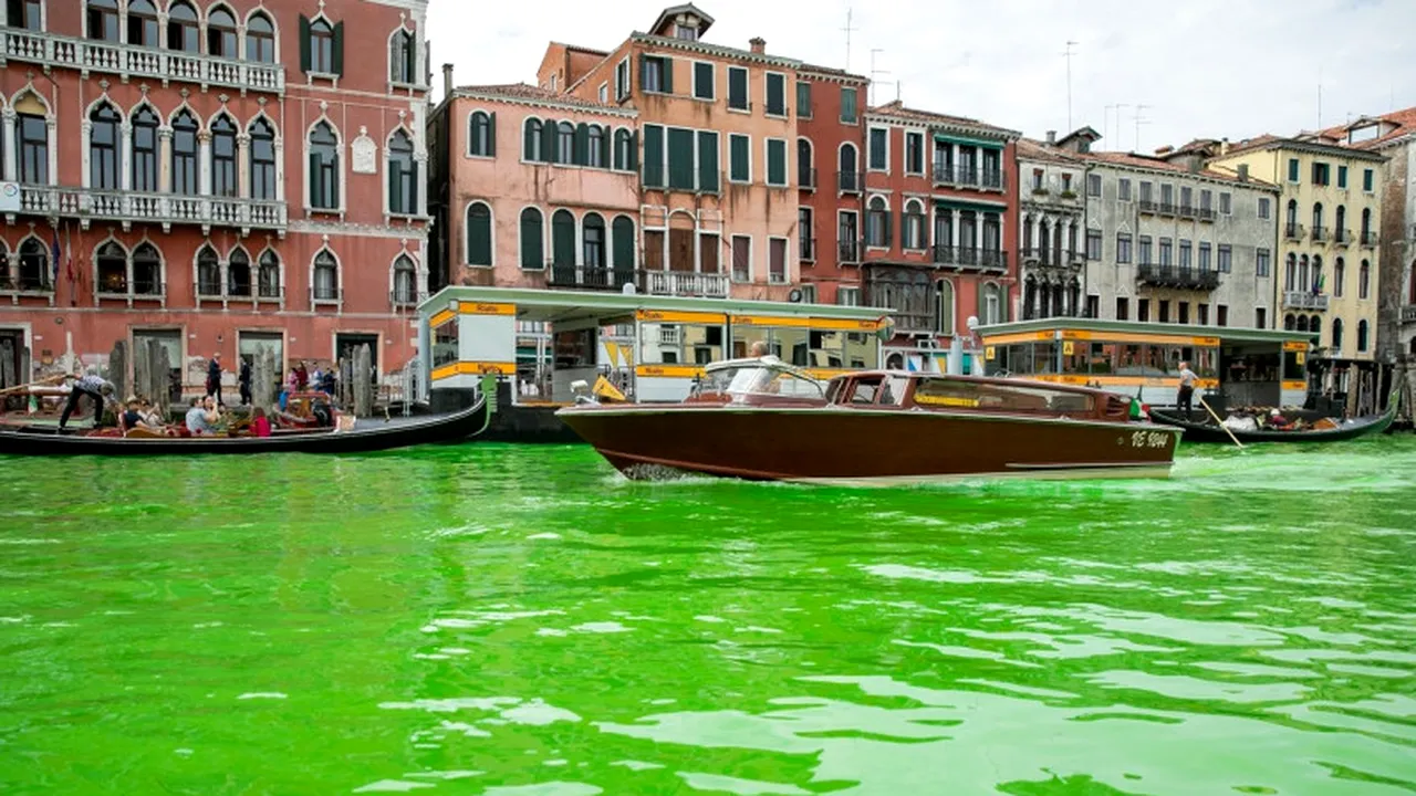 Fenomen ciudat în Italia. O porțiune din apa canalului central al Veneției a devenit verde fluorescent. Ce EXPLICAȚII au găsit italienii