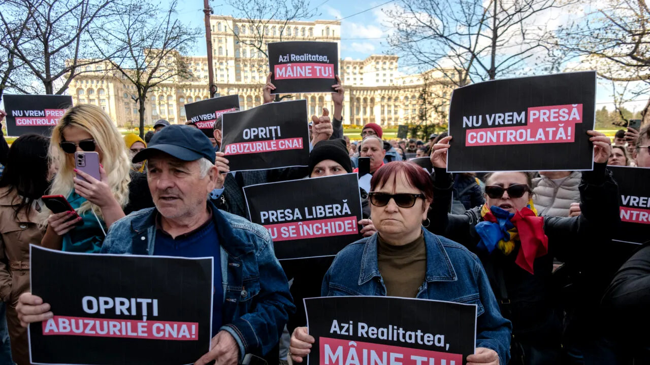 Protest în fața CNA după închiderea postului Realitatea Plus. Este prezent și George Simion
