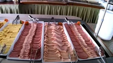 Un turist și-a luat concediu all-inclusive într-un hotel 4* din Mamaia. Ce a primit să mănânce la micul-dejun, la prânz și la cină