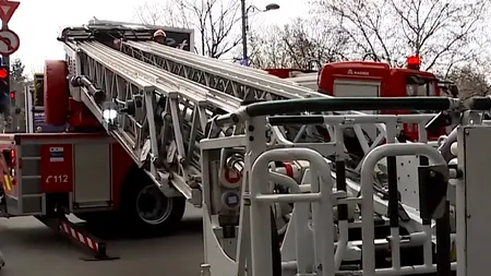 Tânără RĂNITĂ în centrul Capitalei, după ce a fost lovită de o bucată de tencuială desprinsă de vânt