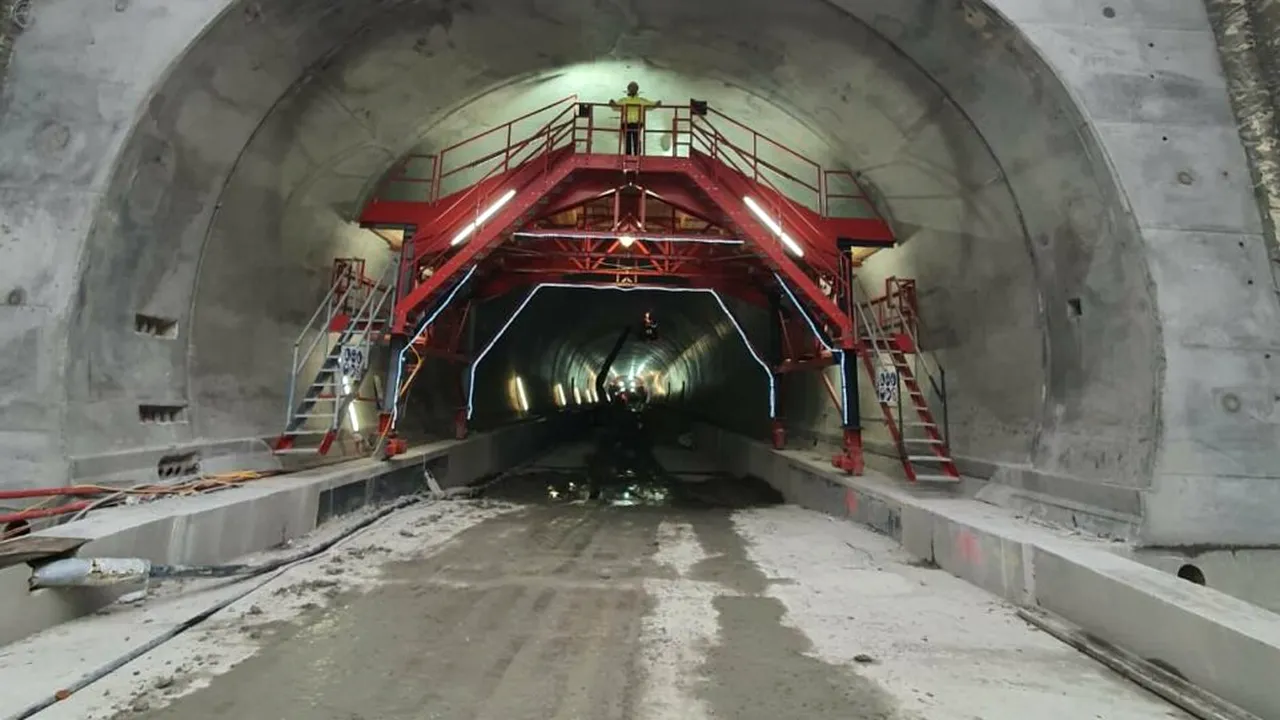 A fost FINALIZATĂ structura de rezistență la tunelul Daniela, pe Secțiunea 4 Tigveni-Curtea de Argeș din A1 Sibiu-Pitești. Ce urmează pe acest șantier