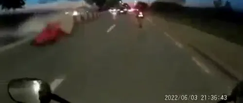 Accident îngrozitor în Ploiești. Un motociclist a fost spulberat de o mașină după ce a intrat pe contrasens | VIDEO