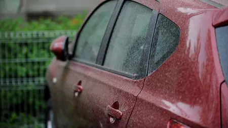 Cinci autoturisme au fost avariate de un autotren, pe un bulevard din Cluj