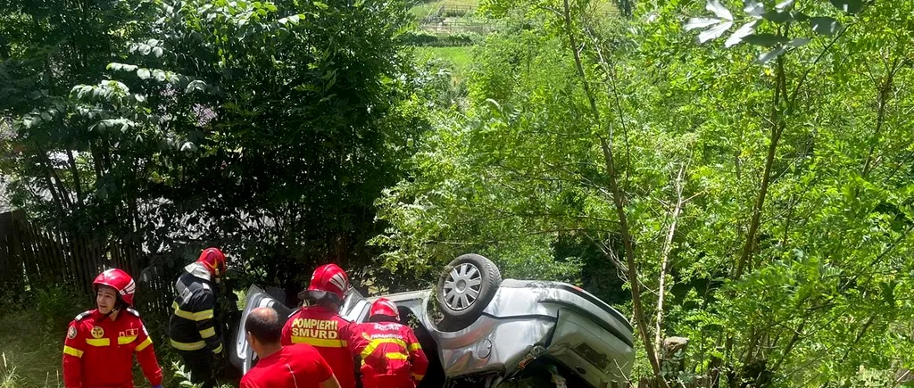 Accident grav în Alba. Doi oameni au MURIT după ce autoturismul în care se aflau a ajuns într-o râpă