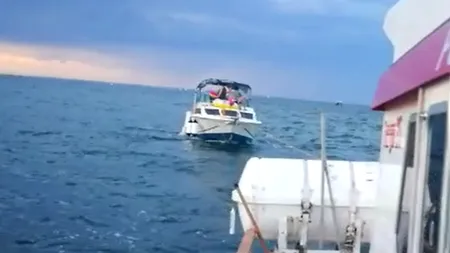 Angajații ISU Constanța au salvat patru persoane aflate pe o barcă în derivă - VIDEO 