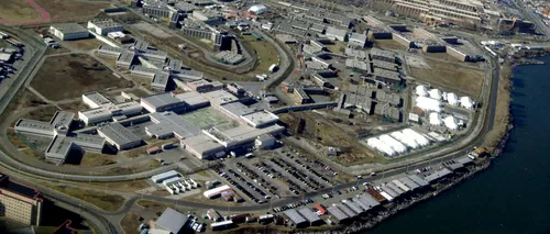 Orașul New York, dat în judecată pentru abuzurile asupra minorilor de la închisoarea Rikers Island