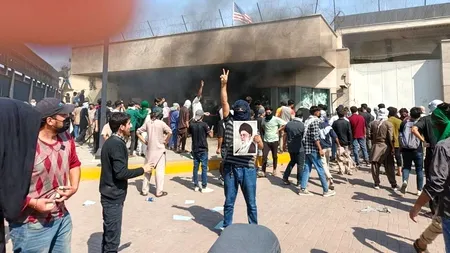Ciocniri între susținătorii lui Khamenei și forțele de ordine, în fața consulatului SUA din Karachi, Pakistan. Cel puțin 9 morți și zeci de răniți