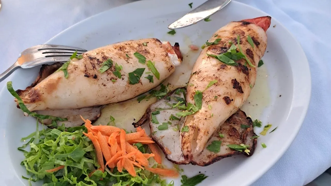 Cu câți euro se vinde o porție de CALAMARI în Halkidiki. Este mai ieftin ca în Mamaia