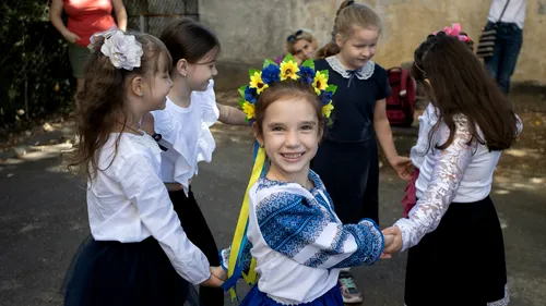 GALERIE FOTO | Sute de copii ucraineni, refugiați în țara noastră, au marcat deschiderea anului școlar alături de colegii din România. Ei vor beneficia de un program special în limba natală