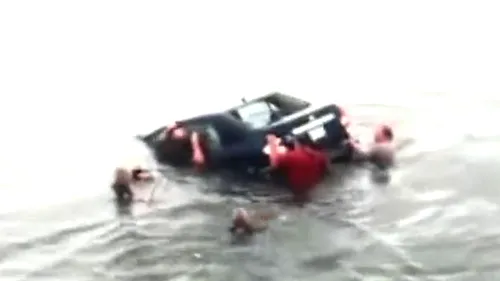 VIDEO: Operațiune de salvare pentru o șoferiță de 84 de ani care a plonjat în apă