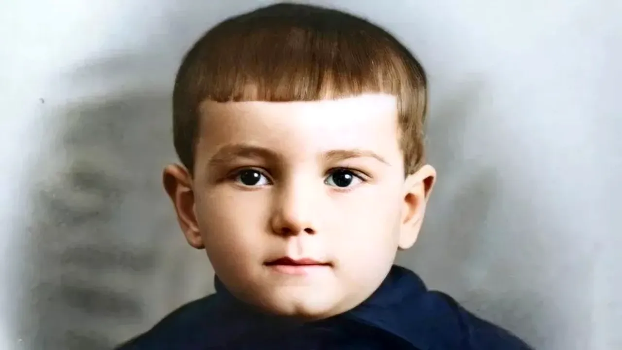 Îl recunoști? Copilul care a schimbat ISTORIA României a devenit un artist pe cât de iubit, pe atât de controversat