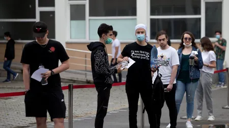 FOTO EXCLUSIV. Prima probă la BAC, cu emoții la română: Tunel cu dezinfectant, Poliție și speranța „că pică romanul”