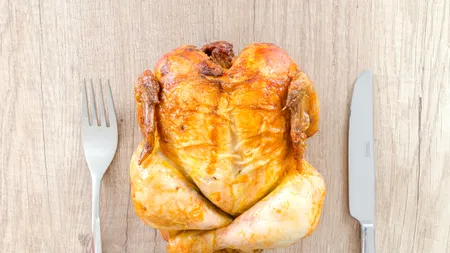 Motivul ireal pentru care nu este bine să speli puiul înainte de a-l găti