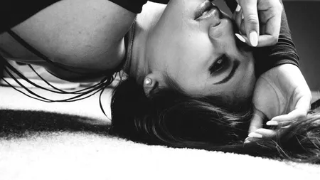 O femeie din Alba Iulia a aflat că apare pe site-uri pentru adulți în imagini compromiţătoare. Aceasta a fost filmată cu o cameră ascunsă