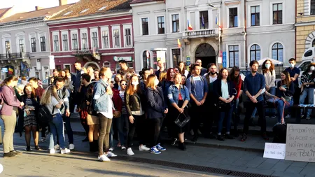 Peste 200 de absolvenți de medicină au protestat la Cluj-Napoca și la Iași: Vrem să lucrăm în țară nu peste hotare