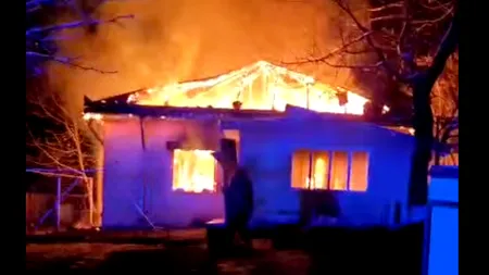 Tragedie evitată la limită în Botoșani în a doua zi de Crăciun. O casă a fost mistuită de flăcări din cauza unui coș de fum. Cum s-a întâmplat