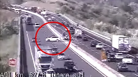 VIDEO | Ce a pățit acest șofer după ce a făcut o întoarcere în U pe autostrada A1 din Italia. Ce explicație ilară le-a dat polițiștilor