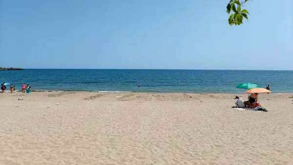 Stațiunea de la Marea Neagră unde „AURUL NEGRU” vindecă mii de turiști veniți din toată țara. Ce obiective poți vizita aici